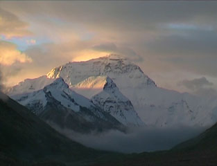 Everest DVD - Tibet: Himalaya-Trekking im Reich der Achttausender - Everest North Face cloudy sunrise